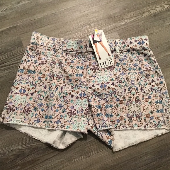 Frayed Hem Shorts Small, Stretch, NWT HUE - Picture 4 of 9